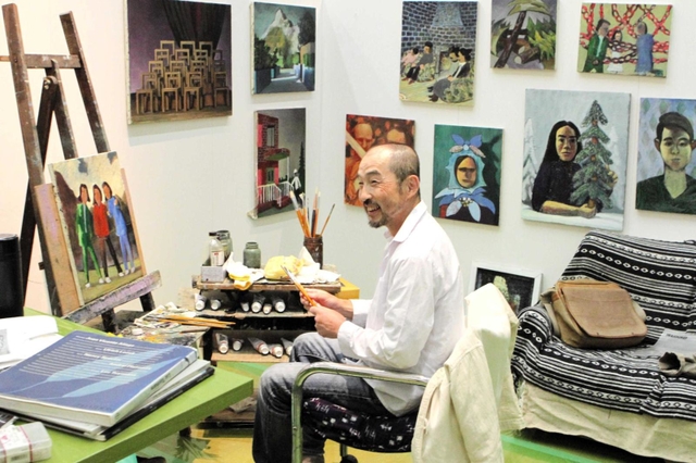 展示室の一角で公開制作している吉村宗浩さん＝兵庫県立美術館