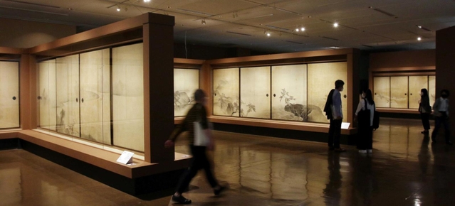 円山応挙のふすま絵を並べた展示空間＝神戸市立博物館（撮影・中西大二）