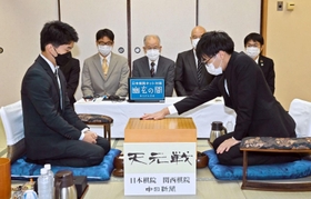 第１局で初手を打つ関航太郎天元（右）と伊田篤史九段＝三重県伊勢市、千の杜