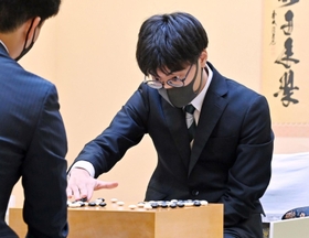 第１局で伊田篤史九段に勝利し、対局を振り返る関航太郎天元＝３日午後、三重県伊勢市、千の杜