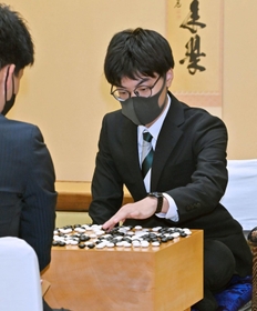 第１局で伊田篤史九段に勝利し、対局を振り返る関航太郎天元＝３日午後、三重県伊勢市、千の杜