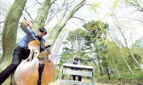 ２人が出演した動画の一場面