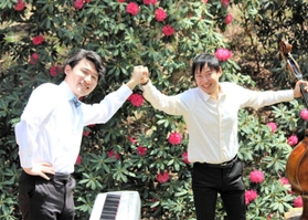 六甲高山植物園で動画撮影に臨んだコントラバス奏者の幣隆太朗さん（右）とピアニストの秋元孝介さん＝４月、神戸市灘区六甲山町