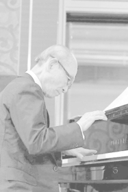 秋満義孝（神戸ジャズストリート実行委員会提供）