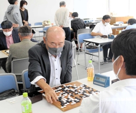 優勝を目指して対局する出場者＝神戸新聞社