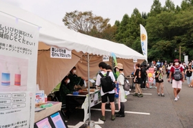 滋賀県の自治体や団体、企業などの出展ブース＝滋賀県草津市