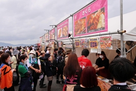 滋賀県のご当地グルメなどが並んだフードコート＝滋賀県草津市