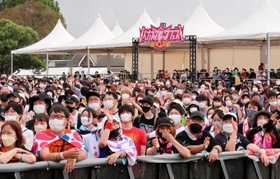 有料エリアの「雷神ステージ」のライブに詰めかけた観客＝滋賀県草津市