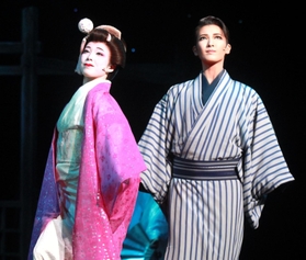 心の底では互いを思い合う佐助（帆純まひろ・右）とお琴（朝葉ことの）＝宝塚バウホール