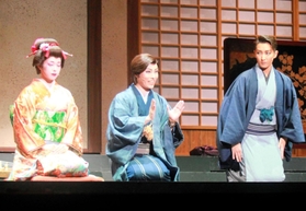 佐助（帆純まひろ・右）とお琴（朝葉ことの・左）に横恋慕する利太郎（峰果とわ・中）