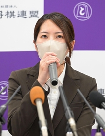 棋士編入試験で不合格となった後、会見に応じた里見香奈女流五冠＝大阪市福島区、関西将棋会館（撮影・秋山亮太）