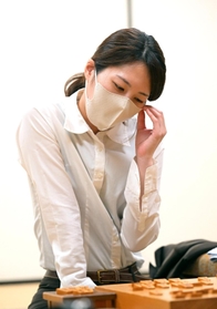 棋士編入試験の第３局で狩山幹生四段に敗れ、肩を落とす里見香奈女流五冠＝１３日午後、大阪市福島区、関西将棋会館（撮影・秋山亮太）