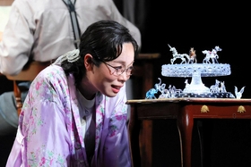 「ガラスの動物園」でローラを演じる梅村綾子（宮川舞子さん撮影）