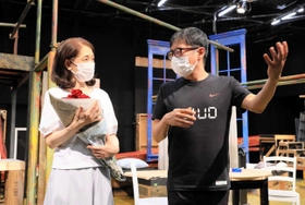 「欲望という名の電車」の稽古での高橋正徳（右）と山本郁子（宮川舞子さん撮影）