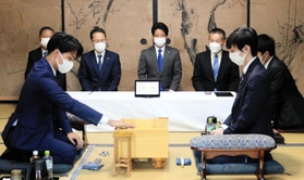 初手を指す徳田拳士四段（左）。右は斉藤優希三段＝１５日午後、加古川市加古川町北在家、鶴林寺