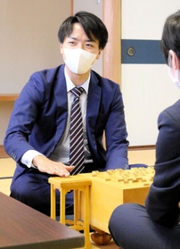第１２期加古川青流戦３番勝負を制し、感想戦に臨む徳田拳士四段＝１６日午後、加古川市内