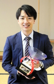 優勝を果たし笑顔を見せる徳田拳士さん＝１６日午後、加古川市内