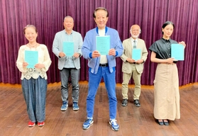 主人公・榎木義郎役の辰巳琢郎（中央）ら、「みなとの子」の出演者（ＮＨＫ提供）