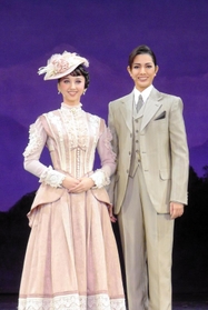 公演を終えた華世京（右）と音彩唯＝宝塚大劇場