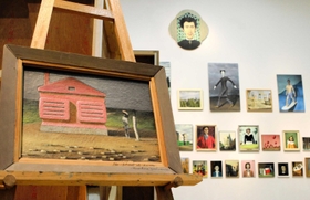 「悲しみの星」（左）などの展示風景＝兵庫県立美術館