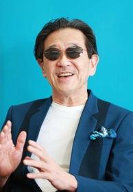 ウオーキングや腹筋、ダンベルなどの筋力トレーニングを日課にしているという高中正義＝神戸新聞社（撮影・吉田敦史）