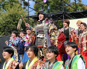 甲冑姿で号令をかける村上信五さん（中央）＝２３日午後、大阪市中央区、大阪城公園
