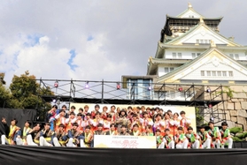 大阪城の前に大集合した関西ジャニーズJr.と、関ジャニ∞の村上信五さん（中央）＝２３日午前、大阪市中央区、大阪城公園