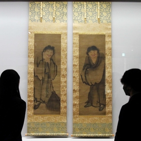 重要文化財の伝顔輝「寒山拾得図」（元時代、東京国立博物館、１１月１３日まで展示）＝神戸市立博物館（撮影・中西大二）