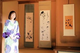 作品を前に「会場の雰囲気と共に書を楽しんでほしい」と話す和田彩さん＝神戸市垂水区、旧木下家住宅（撮影・小林伸哉）