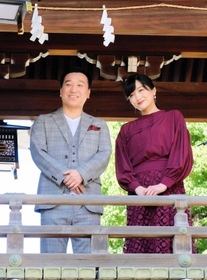 福造役の月亭八光（左）と島子役の佐藤江梨子（右）