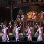 光緒帝（中央奥）と３人の妃の結婚の儀が催される紫禁城太和殿＝宝塚大劇場（撮影・秋山亮太）