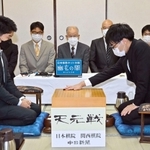 第１局で初手を打つ関航太郎天元（右）と伊田篤史九段＝三重県伊勢市、千の杜