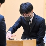 第１局で伊田篤史九段に勝利し、対局を振り返る関航太郎天元＝３日午後、三重県伊勢市、千の杜
