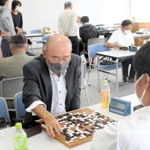 優勝を目指して対局する出場者＝神戸新聞社