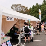 滋賀県の自治体や団体、企業などの出展ブース＝滋賀県草津市