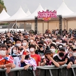 有料エリアの「雷神ステージ」のライブに詰めかけた観客＝滋賀県草津市