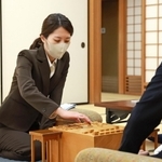 棋士編入試験の第３局で、狩山幹生四段（手前）と対局する里見香奈女流五冠＝１３日午前、大阪市福島区の関西将棋会館（撮影・吉田敦史）