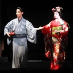 佐助（帆純まひろ・左）はお琴（朝葉ことの）の目となり世話をする＝宝塚バウホール