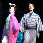 心の底では互いを思い合う佐助（帆純まひろ・右）とお琴（朝葉ことの）＝宝塚バウホール