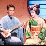 佐助（帆純まひろ・左）に厳しく三味線の稽古をつけるお琴（朝葉ことの）＝宝塚バウホール