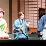 佐助（帆純まひろ・右）とお琴（朝葉ことの・左）に横恋慕する利太郎（峰果とわ・中）