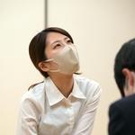 棋士編入試験の第３局で狩山幹生四段に敗れ、天を仰ぐ里見香奈女流五冠＝１３日午後、大阪市福島区、関西将棋会館（撮影・秋山亮太）