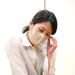 棋士編入試験の第３局で狩山幹生四段に敗れ、肩を落とす里見香奈女流五冠＝１３日午後、大阪市福島区、関西将棋会館（撮影・秋山亮太）