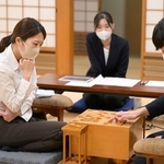 棋士編入試験の第３局で狩山幹生四段（右）に敗れ、感想戦で対局を振り返る里見香奈女流五冠＝１３日午後、大阪市福島区、関西将棋会館