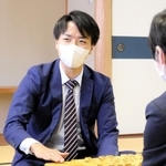 第１２期加古川青流戦３番勝負を制し、感想戦に臨む徳田拳士四段＝１６日午後、加古川市内