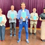 主人公・榎木義郎役の辰巳琢郎（中央）ら、「みなとの子」の出演者（ＮＨＫ提供）