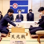 第一着を打つ伊田篤史九段（左）と関航太郎天元＝１８日午前、札幌市、京王プラザホテル札幌