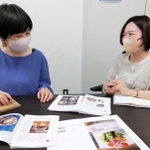 「あまから手帖　神戸１００選」の打ち合わせをする副編集長の白川恵理子さん（左）と足立琴音さん＝大阪市北区中津１