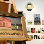 「悲しみの星」（左）などの展示風景＝兵庫県立美術館