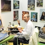 展示室の一角で公開制作している吉村宗浩さん＝兵庫県立美術館